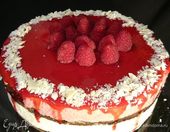Аккуратно снять кольцо или фольгу. Все шероховатости скроются под декором. Для декора предлагаю взбить сливки и обмазать ими нижнюю часть торта, посыпать стружкой из белого шоколада. Также присыпать стружкой по внешнему краю верха торта. Украсить свежей малиной. Когда я сняла фольгу, я поняла, что в плане декора я ограничусь только свежей малиной и шоколадной стружкой.