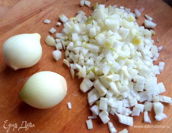 Нарезать лук (2 небольших или одну крупную).