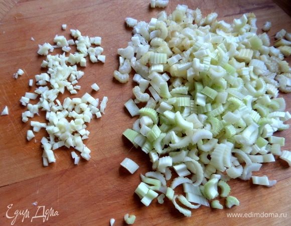 Сельдерей и чеснок измельчить тоже.