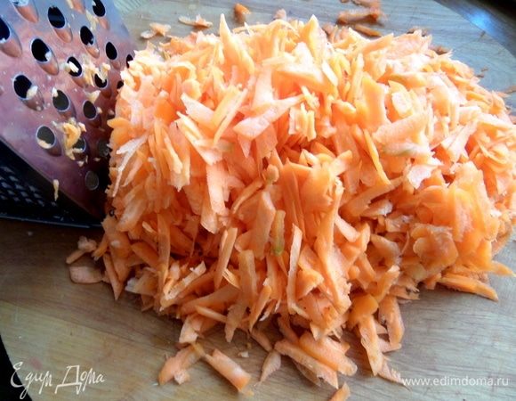 Морковь крупно натереть или с помощью техники.