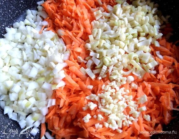 Высыпать все коренья-стебли в сковороду с маслом.