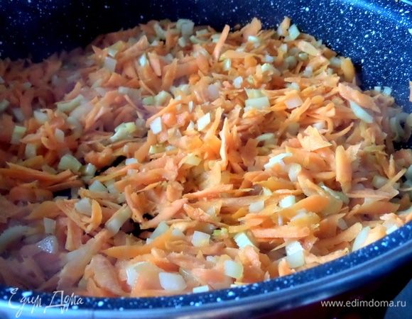 Слегка обжарить и потом тушить на небольшом огне под крышкой до готовности.