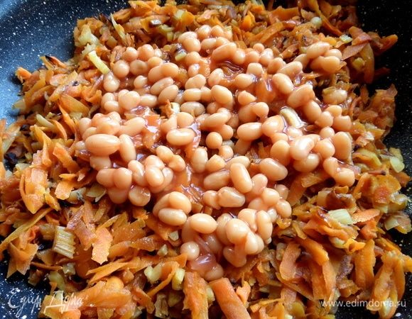 Переложить фасоль в сковороду. Еще я добавляла бульон, сваренный на куриных грудках.