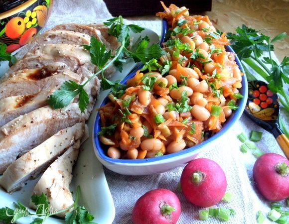 Рядом гарнир из моркови с фасолью.