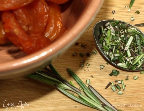 Свежие листики розмарина (стебли не добавлять, они слишком жесткие) мелко порубить. Курагу залить теплой водой и оставить на несколько минут. Воду слить, курагу отжать от лишней влаги и мелко нарезать. Все продукты должны быть комнатной температуры.