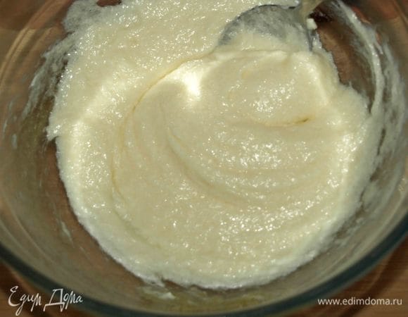 Размягченное сливочное масло взбить в пышный крем с сахаром и куриным яйцом.