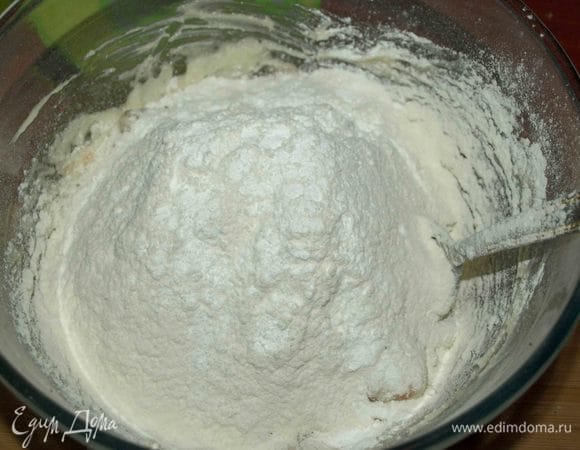 Муку просеять. Добавить к остальным ингредиентам вместе с разрыхлителем.