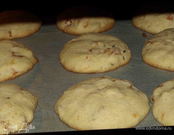 Печенье во время выпекания расползается. Отправляем в заранее разогретую до 180–190°С духовку. Выпекаем 10–15 минут до золотистого цвета.