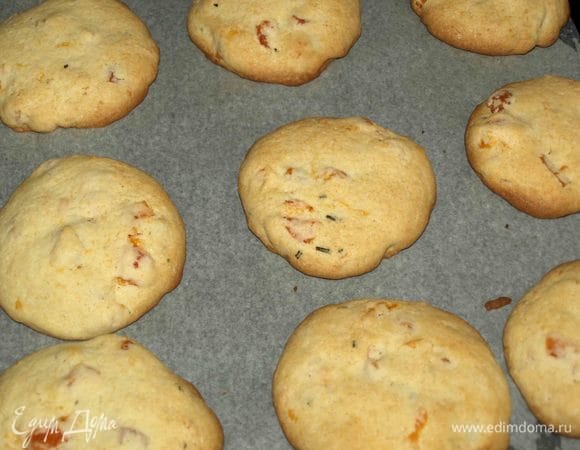 Достаем готовое печенье. Даем немного остыть на противне.