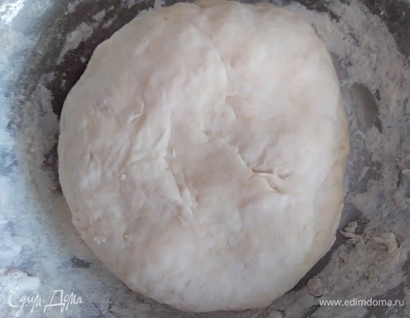 Воду подогреть, добавить в нее масло. Влить в мучную смесь и замесить нежное тесто. Оставить его на 45 минут, накрыв полотенцем или пищевой пленкой.