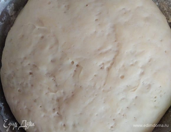 Тесто подросло, теперь его нужно обмять и разделить на 4 равные части.