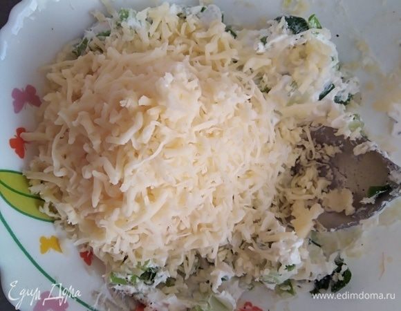 Смешать сливочный (можно заменить на творожный) сыр, пропущенный через пресс чеснок, мелко нарезанный лук. Посолить и поперчить по вкусу. Добавить натертый сыр. Для начинки я использовала запеченное куриное мясо (можно взять отварное). Помидоры нарезать кружками. Базилик помыть.