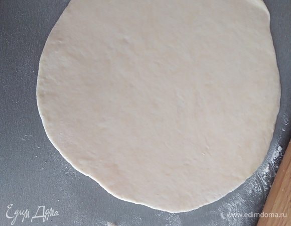 Духовку разогреть до 210°C. Рекомендую выпекать при той температуре, при которой вы обычно готовите пиццу. Каждый кусочек теста раскатать в лепешку (не сильно тонко, около 0,5 мм).
