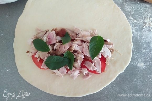 Сверху куриное мясо и листики базилика.