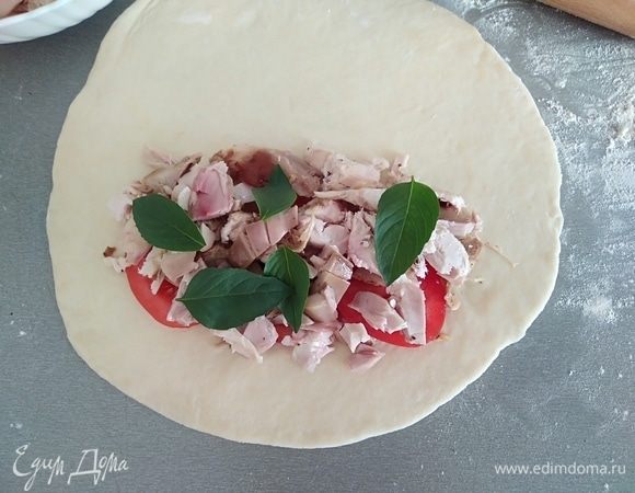 Сверху куриное мясо и листики базилика.