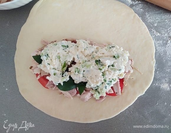 Сверху распределить сырно-чесночную массу.