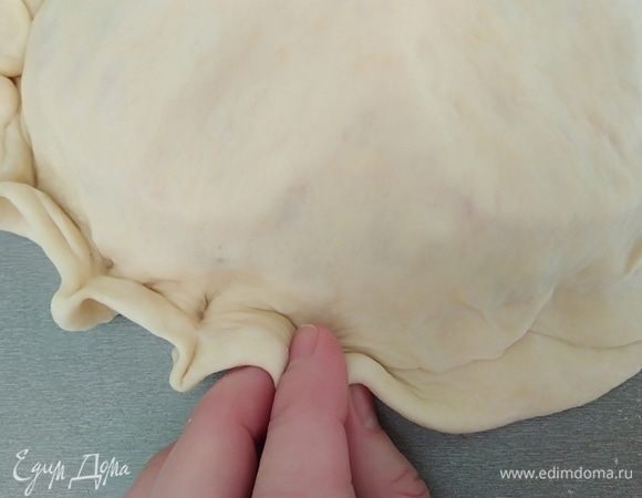 Можно просто завернуть края наверх, а можно красиво защипнуть.