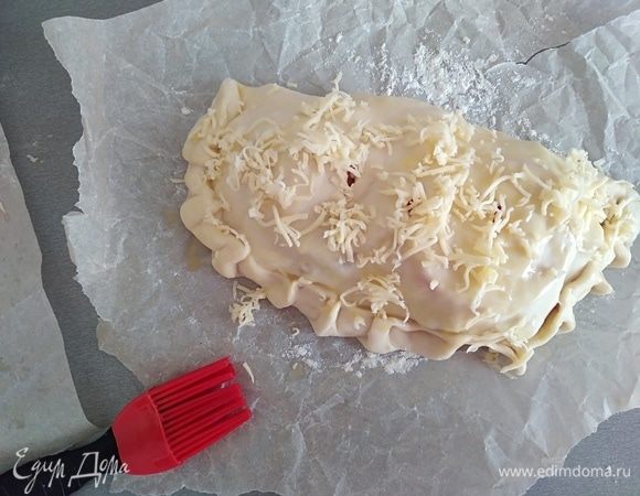 Сливочное масло растопить. Смазать пиццу маслом и присыпать тертым сыром. Поставить в духовку на 20 минут.