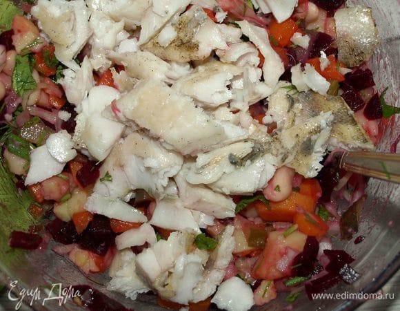 Добавить разобранный на кусочки жареный судак. Приготовить заправку. Соединить холодную воду с солью, сахаром, горчицей, добавить уксус и растительное масло. Все хорошо взбить.