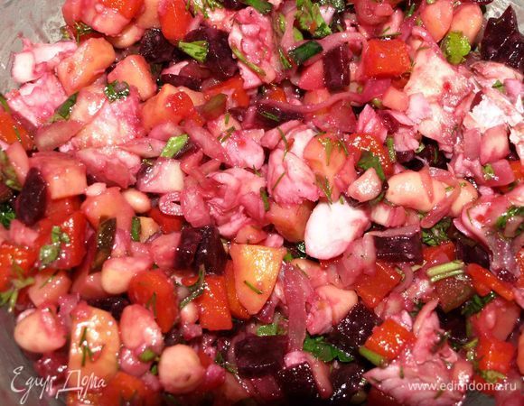 Добавить заправку в винегрет и аккуратно перемешать.