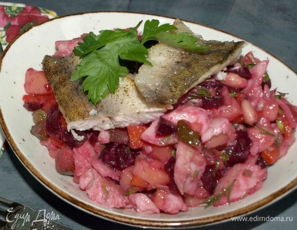 Салат готов. Можно подать с кусочками жареного судака. Приятного аппетита!