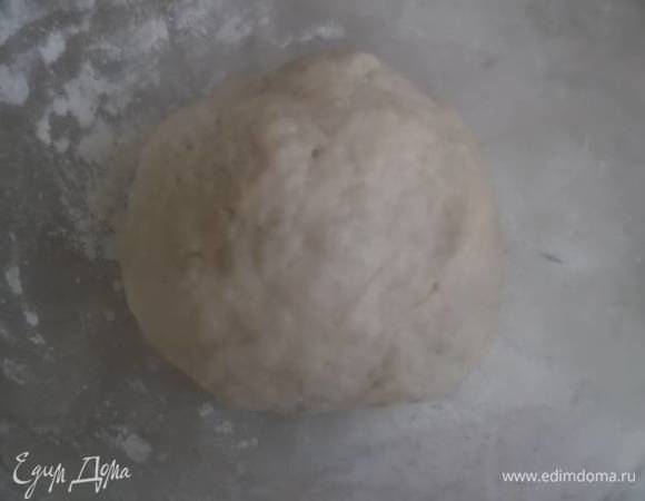 Замесить тесто. В молоко добавить дрожжи и сахар. Дать подняться. Добавить соль, перемешать. По стакану добавляем муку и замешиваем тесто. После третьего стакана добавить растительное масло. Хорошо перемешать и добавить оставшиеся полстакана муки.