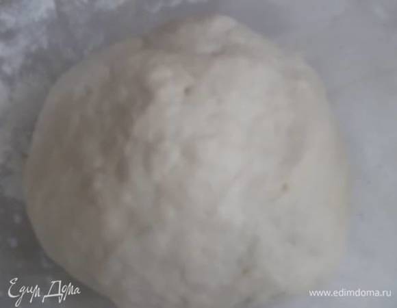 Замесить тесто и накрыть пленкой для подъема.