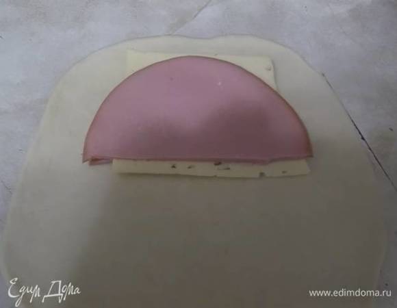 Затем сыр, и опять половинку колбасы.