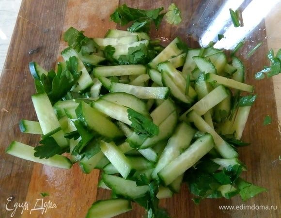 Берем емкость для салата. Моем огурцы, нарезаем нетонкой соломкой, отправляем в чашу.