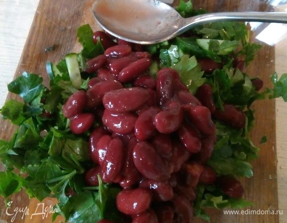 Открывает банку с красной фасолью ТМ «Фрау Марта», сливаем жидкость, кладем к огурцам.