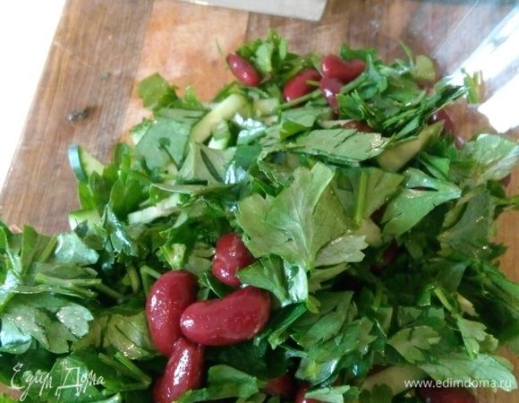 Берем зелень (по вкусу), у меня петрушка, нарезаем, отправляем к овощам.