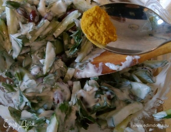 Добавляем куркуму. Солим по вкусу.