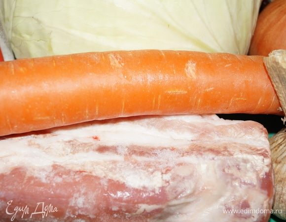 Свиную грудинку нарежьте средними кусочками, ребрышки тоже положите в казан с растительным маслом и начинайте обжаривать, подрумянивать.