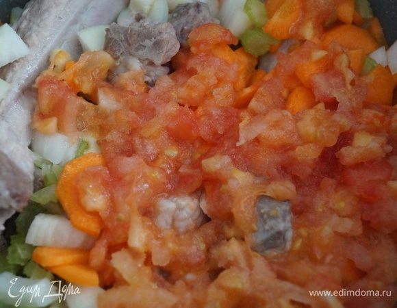 Нарежьте овощи (лук, морковь, чеснок, помидоры, сельдерей) и добавьте к мясу, посолите по вкусу, положите специи для свинины, перемешайте и обжаривайте еще 10 минут.