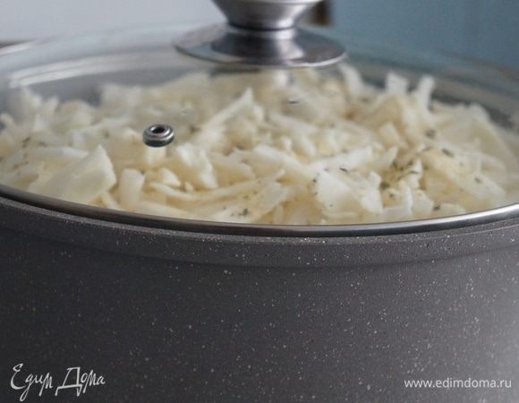 Нашинкованную капусту кладите в последнюю очередь, сверху посолите вкусной солью для вторых блюд или просто посолите и добавьте любимые специи. Накройте крышкой, убавьте огонь, тушите минут 30–40 до готовности.