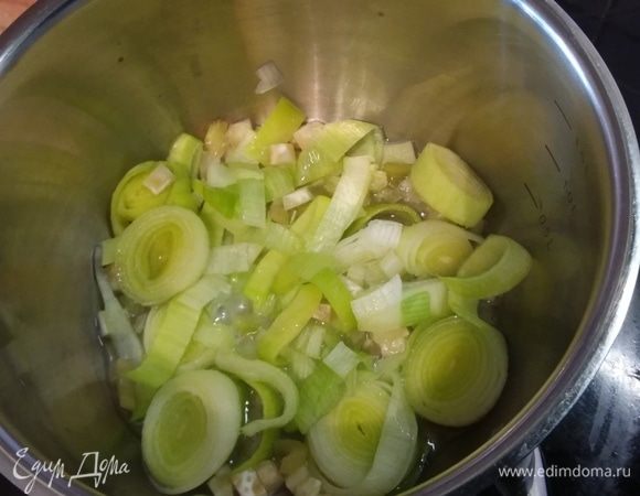 В разогретом масле пассеруем порей и оба вида сельдерея.