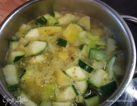 Вливаем овощной бульон и варим минут 10–15 до готовности картофеля.