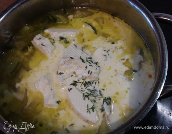 Добавляем сыр фета или брынзу (у меня овечья) и листики тимьяна. Вливаем сливки.