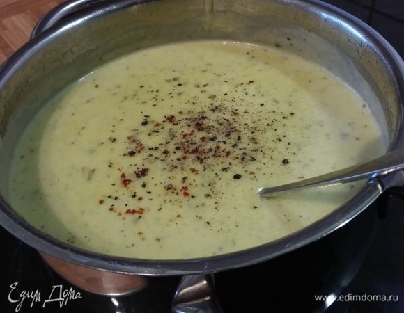 Пюрируем погружным блендером до кремовой консистенции. Теперь можно посолить с учетом солености феты и бульона и поперчить. Мне захотелось добавить щепотку остроты в виде хлопьев перца чили. Суп прогреть и снять с огня. Суп готов.