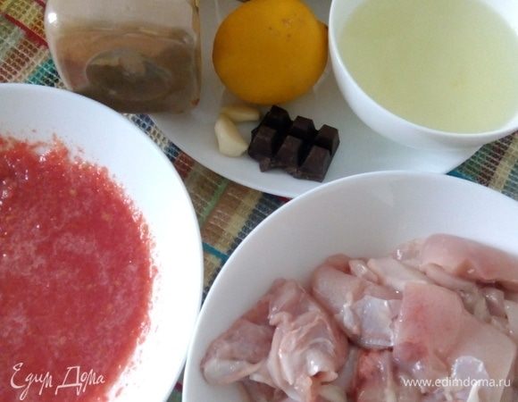 Приготовим все ингредиенты. Филе вымыть, обсушить бумажным полотенцем и нарезать кубиками.