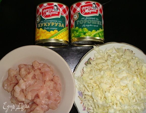 Куриное филе нарезаем мелкими кубиками. Капусту тонко шинкуем.