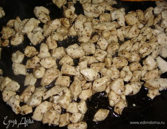 Куриное филе слегка обжариваем на подсолнечном масле, солим и перчим по вкусу.