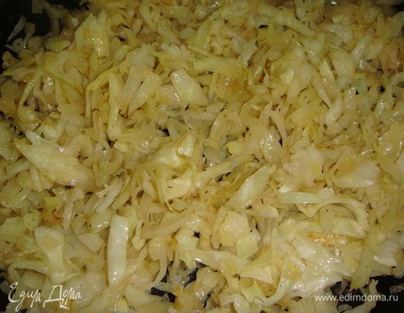 Капусту тушим почти до готовности, солим по вкусу.