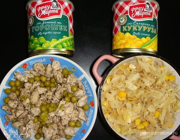 С зеленого горошка и кукурузы ТМ «Фрау Марта» слить воду. В курицу добавить зеленый горошек и перемешать. В капусту — кукурузу.