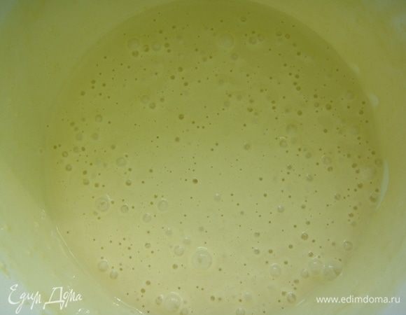 В чашу для взбивания выложить сметану, яйца, соль, разрыхлитель и муку. Взбить все венчиком до однородного состояния.