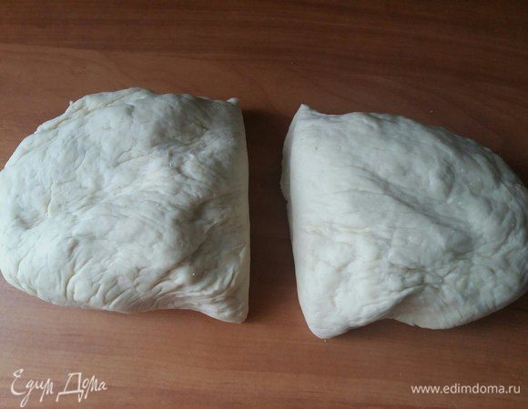 Подошедшее тесто разделить на 2 части. Из каждой такой части будет 1 пирог. Неиспользуемую часть убрать в пакет.