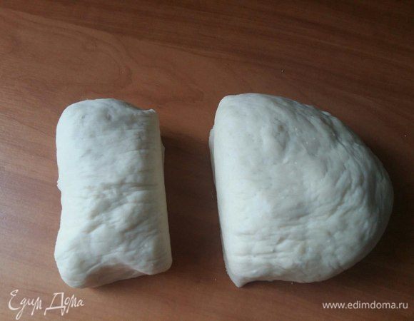 Одну часть теста разделить на 2 неравные части. Из большой части будет низ пирога, из меньшей части теста — верх пирога.