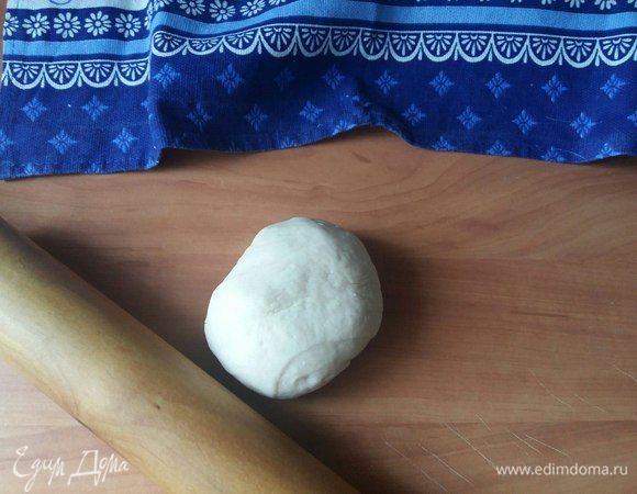 Пока раскатываем одну часть, вторую накрыть полотенцем.