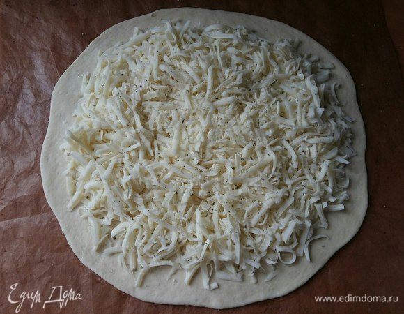 Испечем второй пирог. Проделать с тестом те же манипуляции, что и с первым пирогом. Начинку выложить на тесто. Посолить.