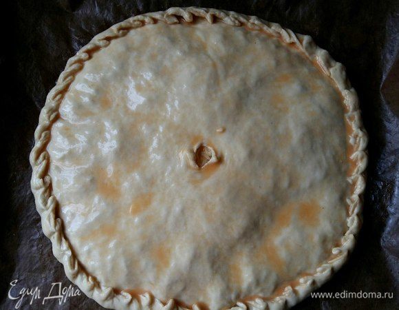 Смазать яйцом. Выпекать так же, как и первый пирог.